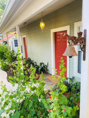 Charming Red Owl Courts Studio